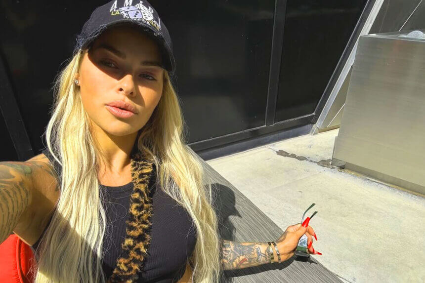 Nara Ford net worth Instagram influencer and former Air Force veteran posing for fitness modeling photo