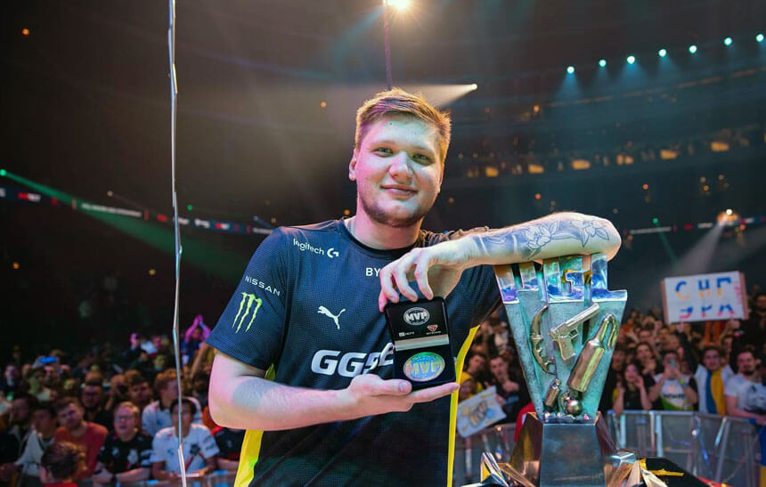 Who is s1mple - Oleksandr Kostyliev holding MVP award and CS:GO Major trophy at a live tournament