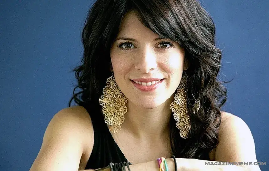 Maura Mendoza Garcia Biography - Salvadoran singer-songwriter and multilingual educator based in Somerville, Massachusetts
